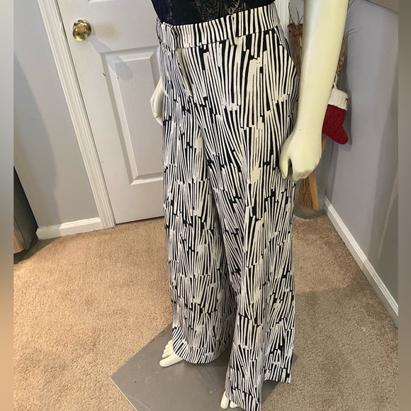 New York & Company Palazzo Black & White Abstract Pattern Wide Leg Dress Pant - Picture 3 of 5